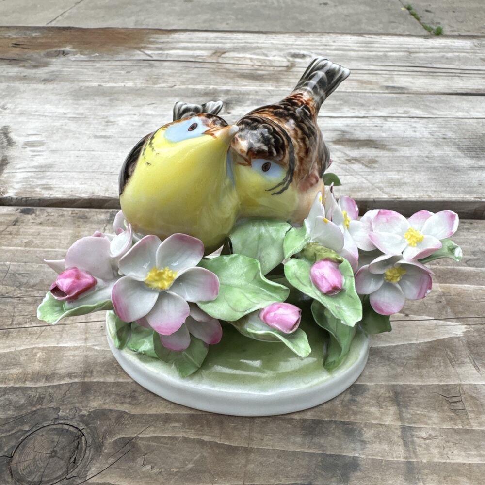 Vtg Porcelain Herend Love Birds Figurine #5422 Two Birds Sitting in Flowers READ